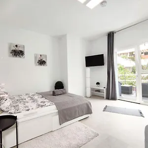  Apartment Fantastico With Balcony, Terrace, Air Conditioning And Free Parking, Ideal For Couples And Solo Travelers